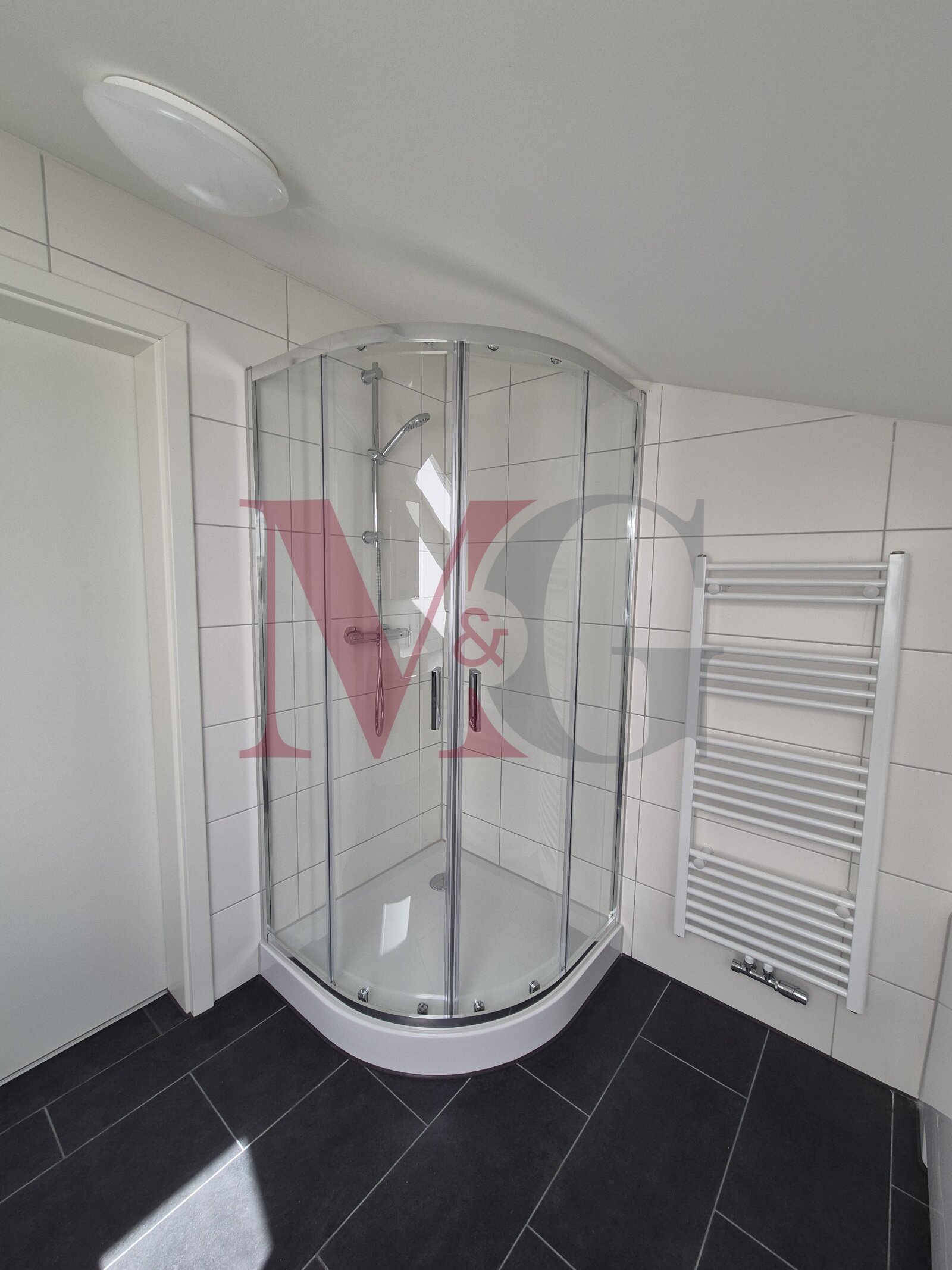 Moderne Dachgeschosswohnung mit Wanne und Einbauküche 