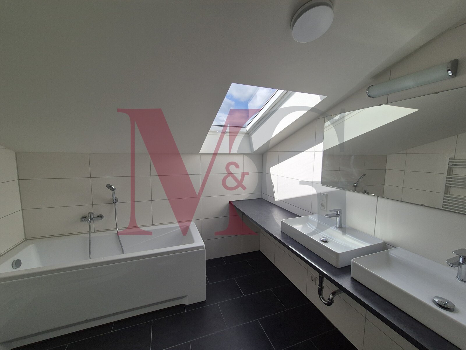 Moderne Dachgeschosswohnung mit Wanne und Einbauküche 