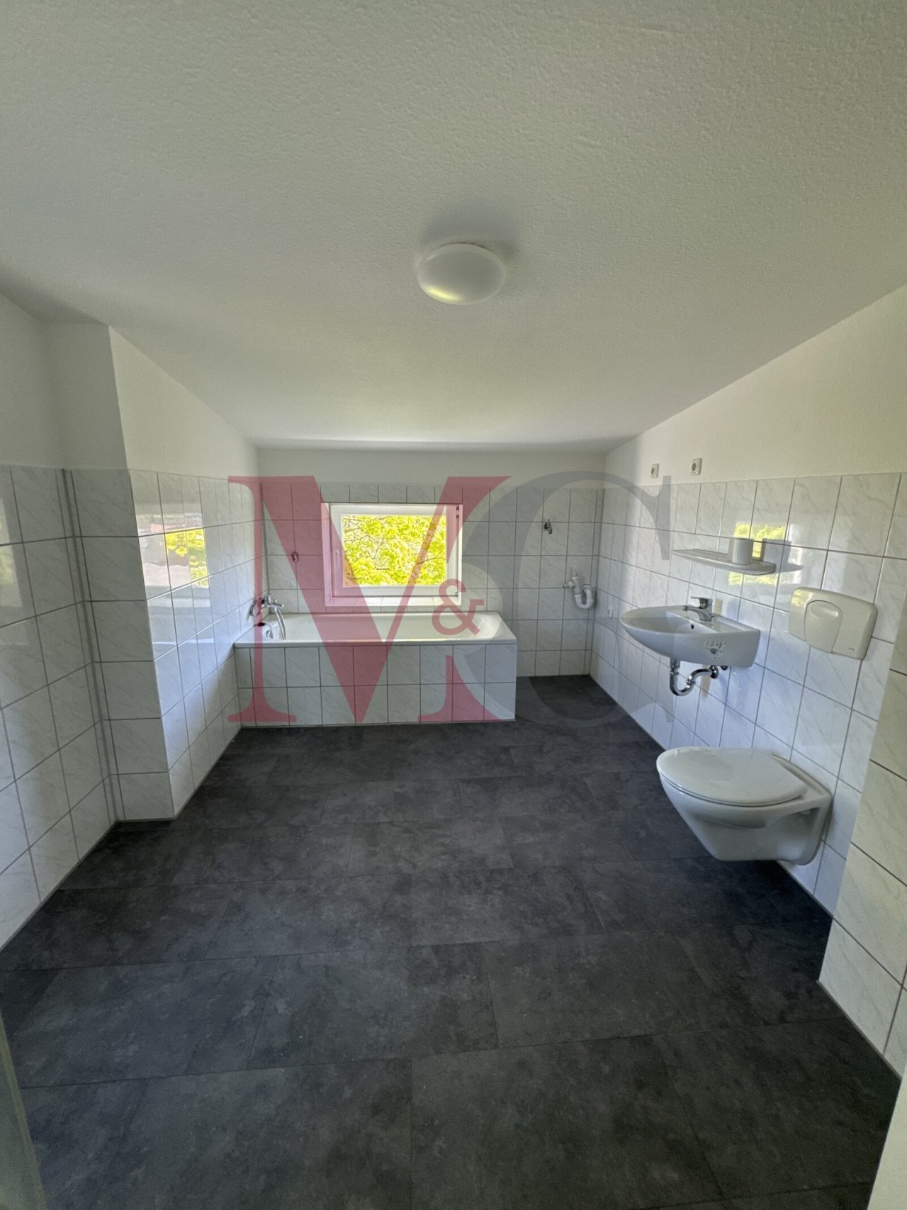 Badezimmer mit Dusche und Wanne