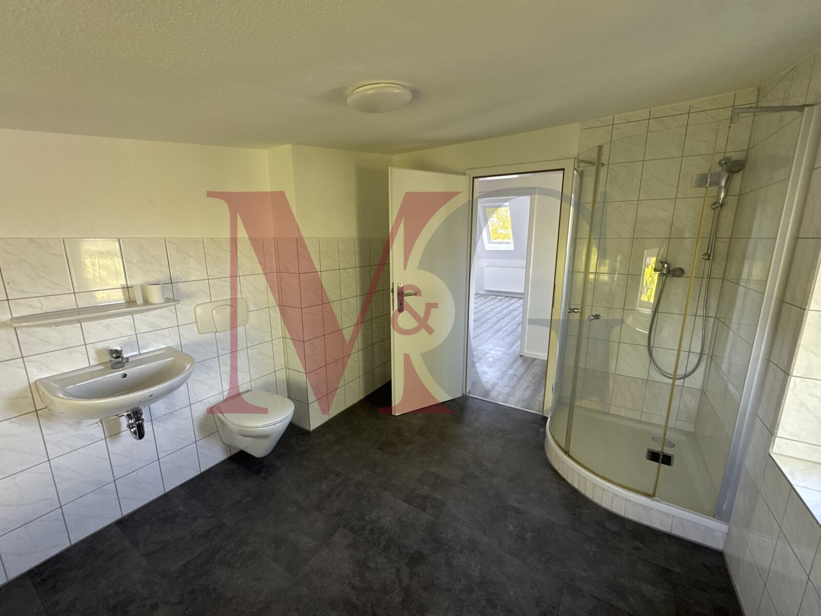 Badezimmer mit Dusche und Wanne